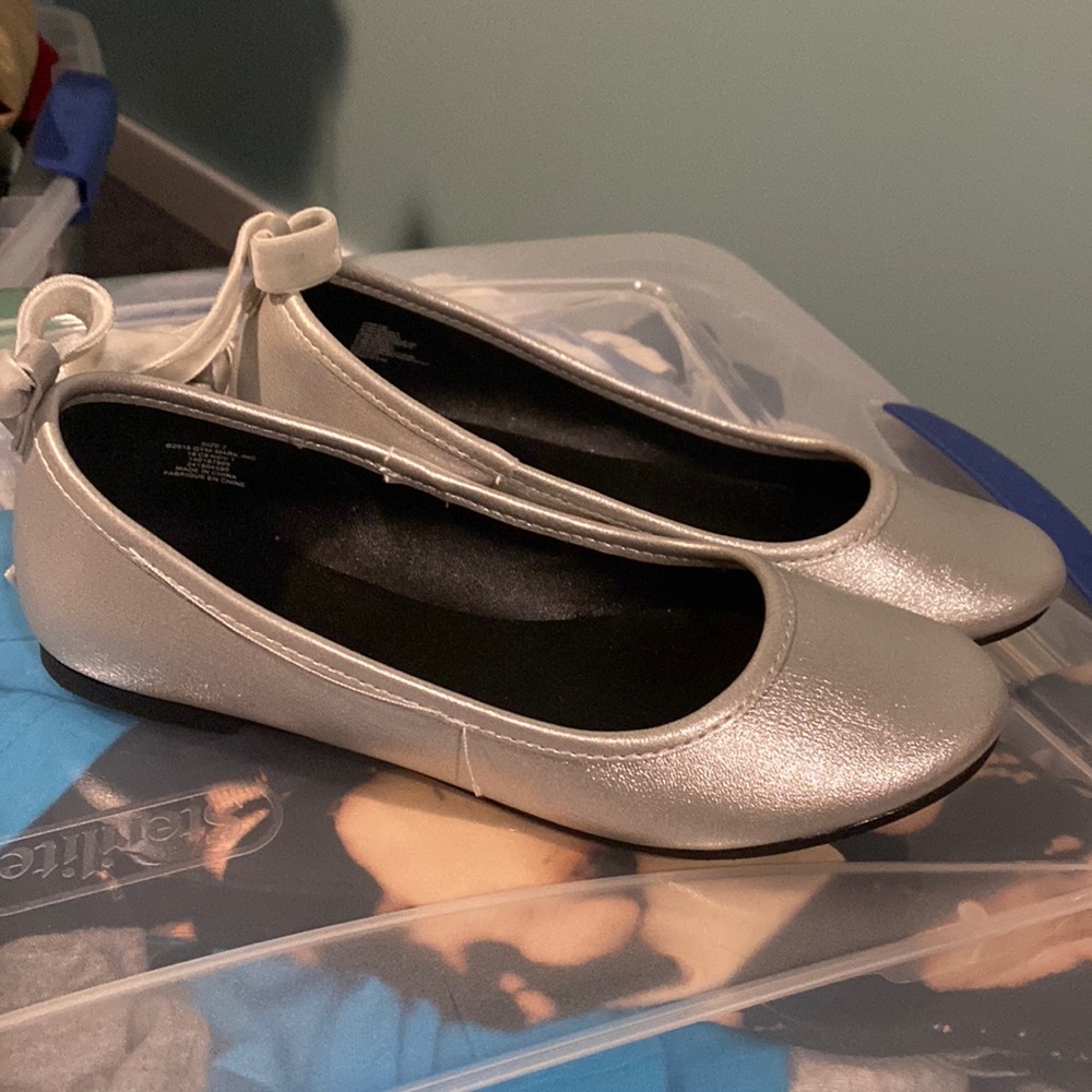 Girl’s Crazy 8 Silver Dressy Ankle Strap Flats Size 2